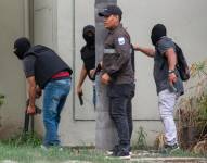 Policías realizan hoy un operativo en la sede del canal de televisión TC, donde encapuchados armados ingresaron y sometieron a su personal durante una transmisión en vivo, en Guayaquil (Ecuador). EFE/Mauricio Torres