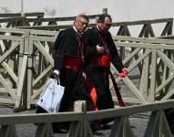 El cardenal chino Stephen Chow Sau-Yan (centro) y el cardenal japonés Tarcisio Isao Kikuchi salen del Vaticano, el 29 de abril de 2025