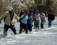 Un grupo de migrantes intenta cruzar el río Bravo para llegar a los Estados Unidos.