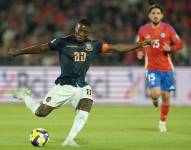 Moisés Caicedo en el partido entre la selección de Ecuador contra Chile por Eliminatorias