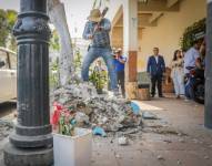 Imagen de la destrucción de un altar de la Santa Muerte en la calle Julián Coronel, centro de Guayaquil.
