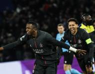Willian Pacho celebra con Marquinhos su gol en la victoria del PSG sobre el Tottenham en la Champions League.