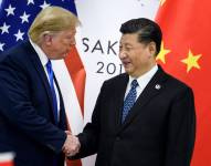 Esta foto de archivo tomada el 28 de junio de 2019 muestra al presidente de China, Xi Jinping (D), estrechando la mano del presidente de Estados Unidos, Donald Trump.