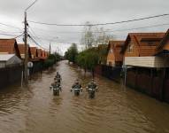 Rescatistas caminan por una calle inundada tras el desborde del río Claro, en la ciudad de Talca (Chile). EFE/ Rafael Arancibia