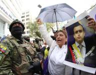 La marcha convocada por el presidente Daniel Noboa llegó a los exteriores de la Corte Constitucional, en Quito.