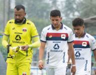 Jugadores del Deportivo Quito lamentando la eliminación.