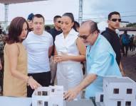 En la imagen se puede ver a la prefecta de Guayas, Marcela Aguiñaga; al presidente de Ecuador, Daniel Noboa y al ministro de Vivienda, Humberto Plaza.