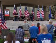 Ciudadanos estadounidenses durante una vigilia tras el asesinato del activista Charlie Kirk.