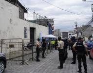 Quito 8 de enero 2024. Exteriores del centro de detenciÃ³n del Inca donde ocurriÃ³ un amontonamiento y fuga de detenidos API / DANIEL MOLINEROS