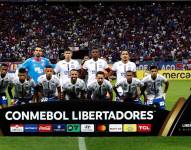 Los jugadores de Bahía posan para una foto de equipo antes del partido de vuelta de la tercera ronda de clasificación para la Copa Libertadores entre Bahía de Brasil y Boston River de Uruguay