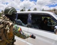 Vehículo de la caravana presidencial que resultó afectado.