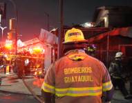 Imagen de bomberos en un incendio en el centro de Guayaquil.