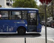 Un bus de transporte urbano circula por las calles de Quito.