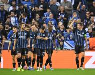 Jugadores del Club Brujas celebran la victoria contra el AS Mónaco por la Champions League