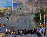 Personas bloquean una vía durante una manifestación en Otavalo (Ecuador), en una fotografía del 24 de septiembre de 2025.