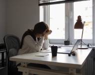 El estrés laboral puede perjudicar tu desempeño en otras áreas de tu vida.