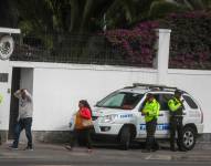 Fotografía de la entrada a la Embajada de México en Quito con resguardo policial.
