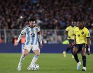 Lionel Messi de Argentina controla un balón entre Argentina y Ecuador en el estadio Monumental en Buenos Aires (Argentina).