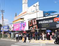 Quito, jueves 6 de noviembre de 2025. Personas hacen fila en los exteriores del Estadio Olímpico Atahualpa.