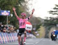 Ben Healy, del Education First, se llevó la octava etapa del Giro de Italia.