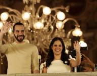 El actual presidente y ganador de la reelección en El Salvador, Nayib Bukele, junto a su esposa Gabriela Rodríguez de Bukele.