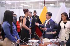 Momento en el que Ferdinan Álvarez, presidente de Fiscalización, tomó el juramento de Tapia.