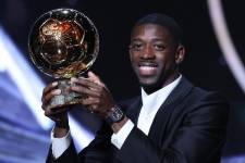 El jugador del PSG Ousmane Dembélé posa con el Balón de Oro 2025.