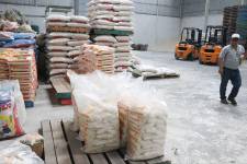 De acuerdo al Ministerio de Agricultura, Ecuador necesita mensualmente unas 60 000 toneladas de arroz.