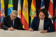 Rafael Puyol, presidente de UNIR (izq.) y Max Trejo, secretario general de OIJ, firman un nuevo convenio de cooperación académica.
