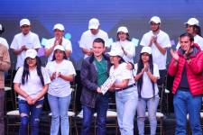 El presidente Daniel Noboa (azul) junto a los beneficiarios.