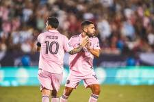 Lionel Messi celebra un gol con Jordi Alba