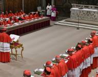 Esta foto, tomada y distribuida el 7 de mayo de 2025 por Vatican Media, muestra a los cardenales antes del inicio del cónclave para la elección del nuevo Papa en la Capilla Sixtina del Vaticano.