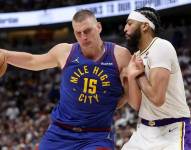 Nikola Jokic y Anthony Davis disputando el balón.
