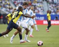 Moisés Caicedo y Rodrigo de Paul durante un amistoso el pasado 9 de junio en Chicago, Estados Unidos.