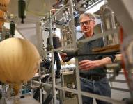 El profesor Ralph Keeling explica cómo se sella el dióxido de carbono en tubos de vidrio para el análisis isotópico de muestras de aire, como parte del estudio de la Curva de Keeling en la Institución Scripps de Oceanografía de la UC San Diego, el 11 de abril de 2025.