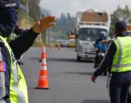 Agentes de tránsito controlan el cumplimiento del Pico y placa.
