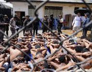 La Policía llevó a los menores infractores al patio frontal.