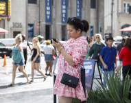 Ciudadana utilizando el teléfono