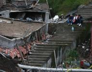 Sobrevivientes observan los daños causados por un deslizamiento de tierra, en Alausí (Ecuador), en una fotografía de archivo. EFE/José Jácome