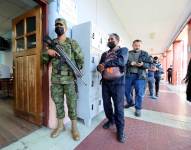 Una de las recomendaciones que dieron los organizadores es no asistir al recinto electoral con mochilas o bolsos.