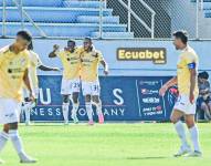 Jugadores de Universidad Católica celebran el gol de Ismael Díaz ante Delfín