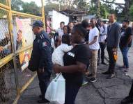 Migrantes hacen fila mientras esperan para regularizar su documentación en el municipio de Tapachula en México