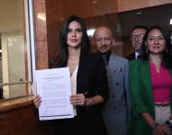 Imagen de Diana Jácome, asambleista de ADN, al presentar un proyecto de ley de reforma al COIP.