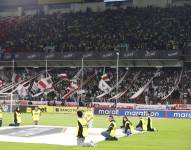 Imagen de las hinchadas de Liga de Quito y Barcelona SC en el estadio Rodrigo Paz Delgado