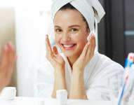 Chica limpiando su cara.