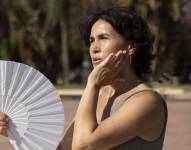 Una mujer con mucho calor por la extrema radiación