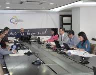 El presidente del Consejo de la Judicatura y loos vocales en la sesión junto a los vocales.