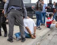 Policías detuvieron el martes 9 de enero a un presunto delincuente a pocas cuadras de la sede del canal de televisión TC, donde encapuchados armados ingresaron y sometieron a su personal durante una transmisión en vivo, en Guayaquil (Ecuador).