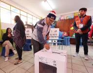 Imagen de una persona ejerciendo su derecho al voto durante las elecciones de Calacalí, el domingo 8 de octubre de 2023.