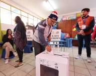 Imagen de una persona ejerciendo su derecho al voto durante las elecciones de Calacalí, el domingo 8 de octubre de 2023.